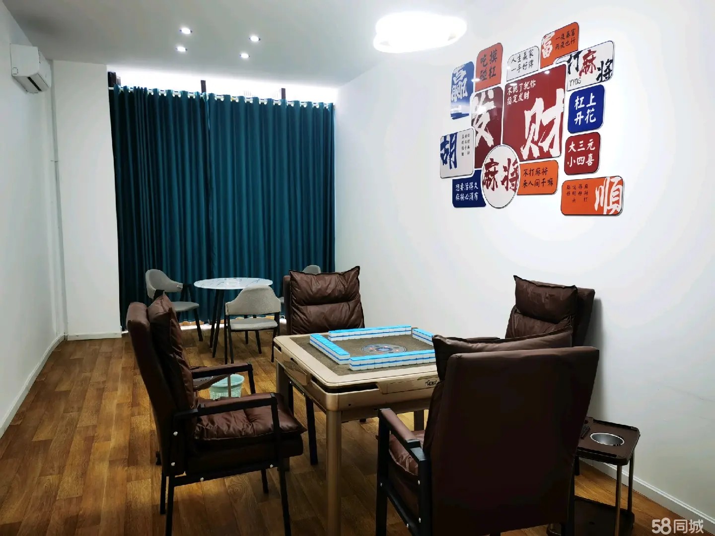 （转让）临街商铺，住户集中，附近有学校，场地空间宽敞明亮，设施齐全